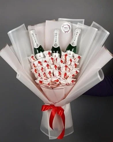 Букет из рафаэло и шампанского