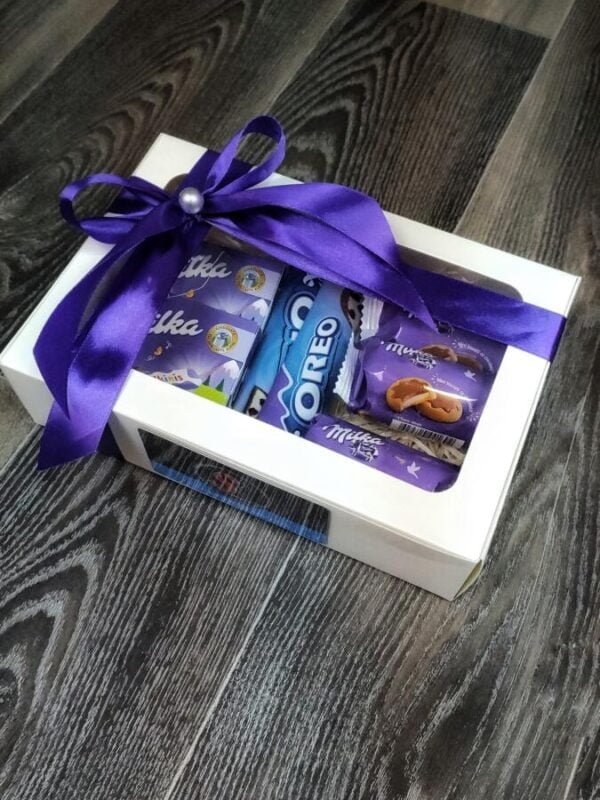 Большая коробка со сладостями