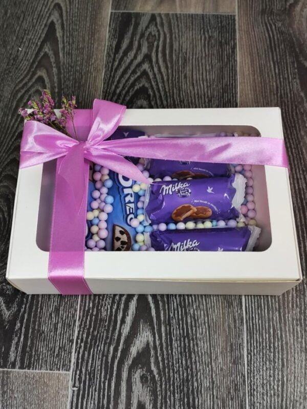 Подарочная коробка со сладостями