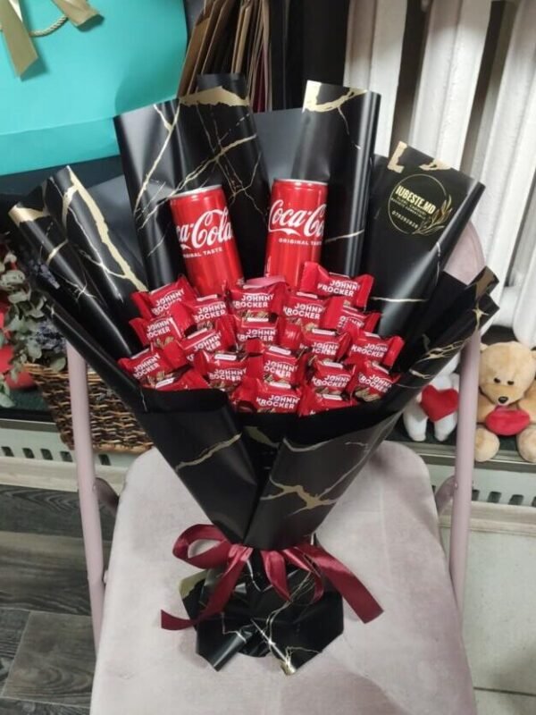 Букет из колы со сладостями