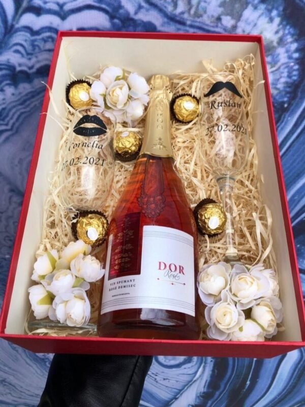 Коробка со сладостями и шампанским